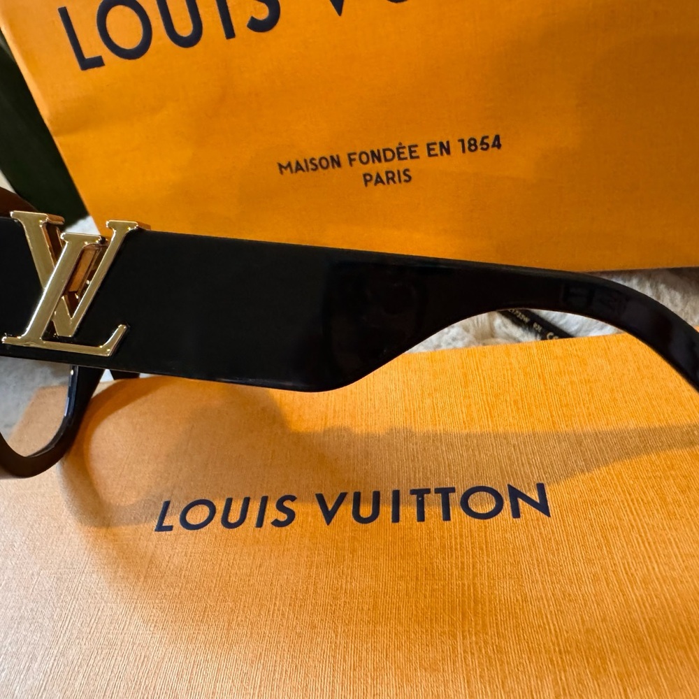 AUTHENTIC Louis Vuitton Icon Cat Eye Sunglasses - Picture 8 of 12
